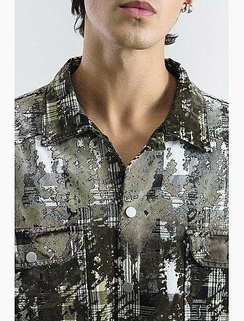 Camisa oversize con cuadros texturizados y bolsillo giesto
