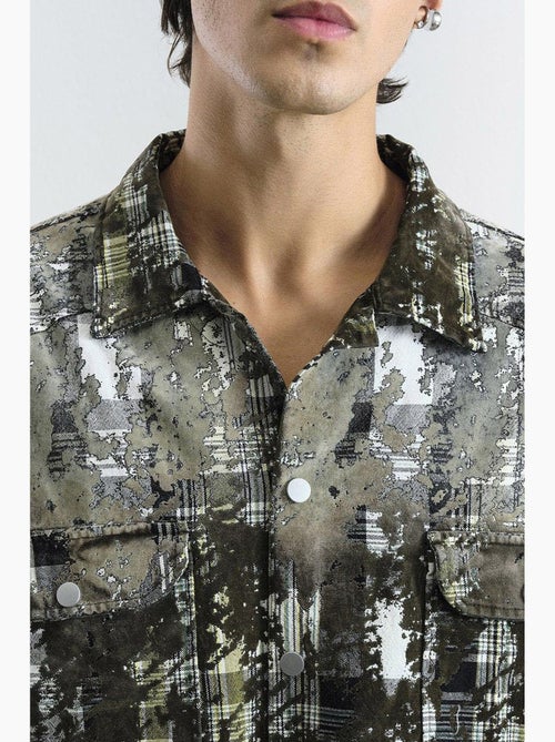 Camisa oversize con cuadros texturizados y bolsillo giesto - Kiabi Camisa oversize con cuadros texturizados y bolsillo giesto - Kiabi