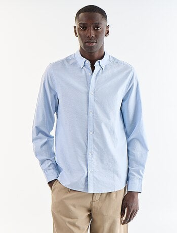 Camisa oxford con abertura abotonada