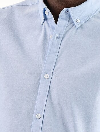 Camisa oxford con abertura abotonada