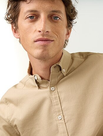 Camisa oxford con abertura abotonada