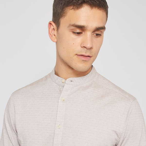 Camisa slim con cuello mao Hombre blanco Kiabi 11,00€ Camisa slim con cuello mao Hombre blanco Kiabi 11,00€
