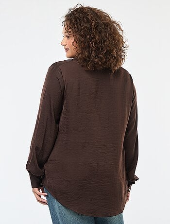 Camisa tipo sahariana satinada con botones dorados
