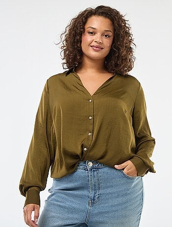 Camisa tipo sahariana satinada con botones dorados