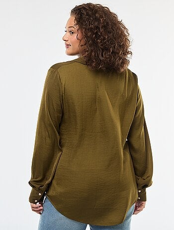 Camisa tipo sahariana satinada con botones dorados