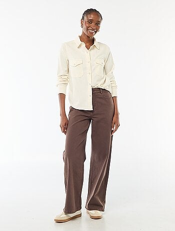 Camisa vaquera con 2 bolsillos de parche con solapa en el pecho