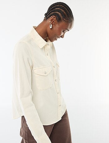 Camisa vaquera con 2 bolsillos de parche con solapa en el pecho