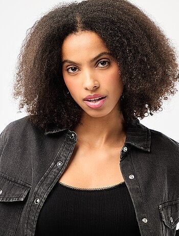 Camisa vaquera con 2 bolsillos de parche con solapa en el pecho