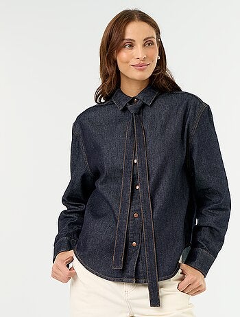 Camisa vaquera con cuello camisero con lazada