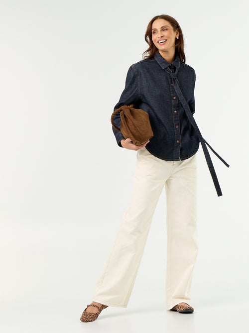 Camisa vaquera con cuello camisero con lazada - Kiabi Camisa vaquera con cuello camisero con lazada - Kiabi