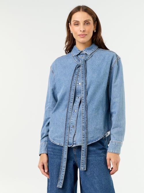 Camisa vaquera con cuello camisero con lazada - Kiabi Camisa vaquera con cuello camisero con lazada - Kiabi