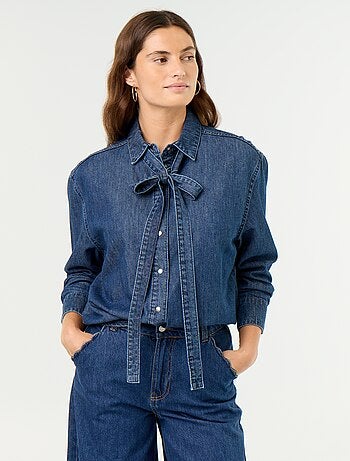 Camisa vaquera con cuello camisero con lazada