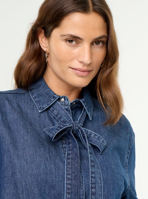 Camisa vaquera con cuello camisero con lazada - Kiabi Camisa vaquera con cuello camisero con lazada - Kiabi