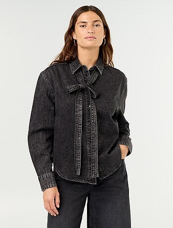 Camisa vaquera con cuello camisero con lazada
