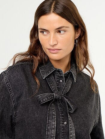 Camisa vaquera con cuello camisero con lazada