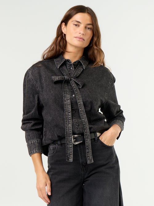 Camisa vaquera con cuello camisero con lazada - Kiabi Camisa vaquera con cuello camisero con lazada - Kiabi