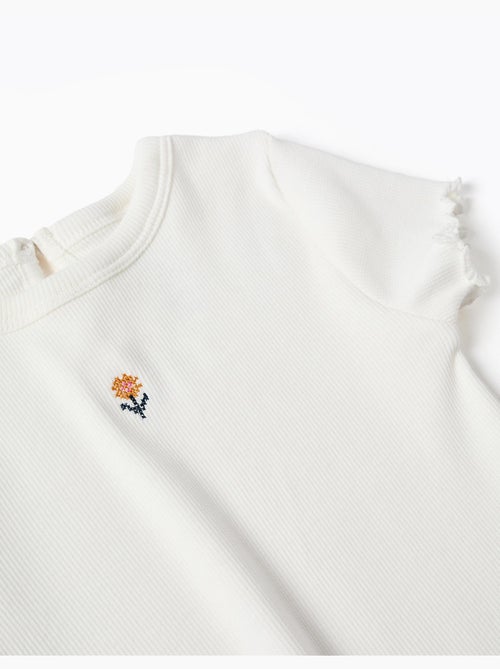 Camiseta acanalada con flor bordada - Kiabi
