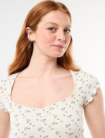 Camiseta acanalada de manga corta con mangas con volantes