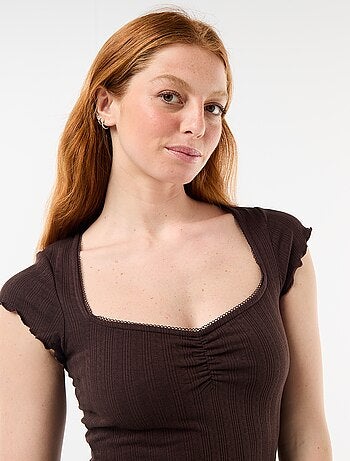 Camiseta acanalada de manga corta con mangas con volantes