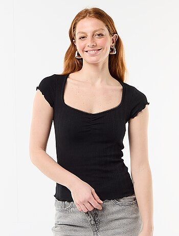 Camiseta acanalada de manga corta con mangas con volantes