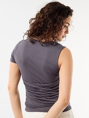 Camiseta asimétrica con drapeado en el hombro