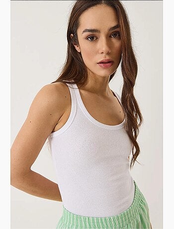 Camiseta básica acanalada con tirantes gruesos y aspecto acanalado de lucci