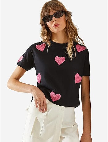 Camiseta básica con corazón bordado lucci