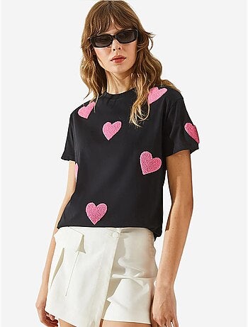 Camiseta básica con corazón bordado lucci