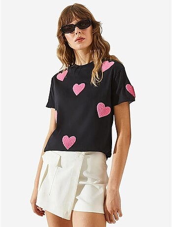 Camiseta básica con corazón bordado lucci