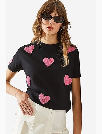 Camiseta básica con corazón bordado lucci