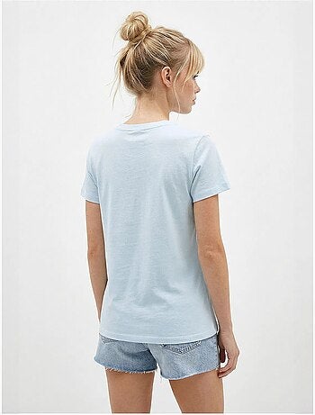 Camiseta básica con cuello en u bordado lucci