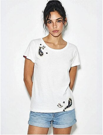 Camiseta básica con cuello en u bordado lucci