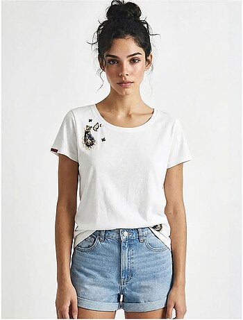 Camiseta básica con cuello en u bordado lucci