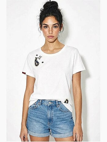 Camiseta básica con cuello en u bordado lucci