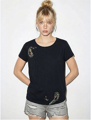 Camiseta básica con cuello en u bordado lucci