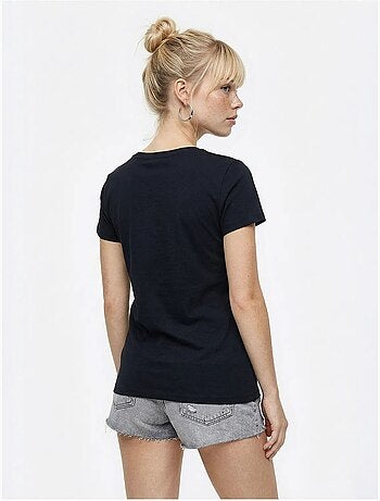Camiseta básica con cuello en u bordado lucci