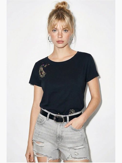 Camiseta básica con cuello en u bordado lucci - Kiabi