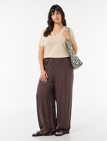 Camiseta básica cuello en pico y manga corta