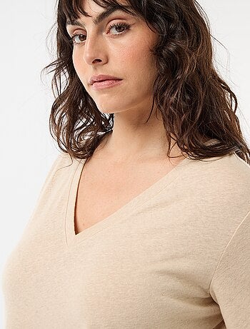 Camiseta básica cuello en pico y manga corta