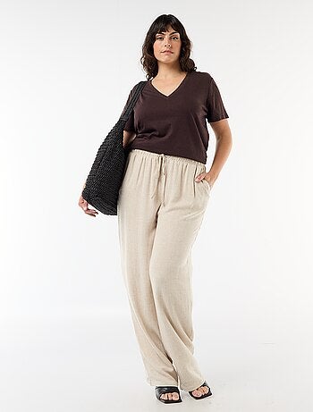 Camiseta básica cuello en pico y manga corta