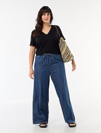 Camiseta básica cuello en pico y manga corta