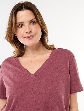 Camiseta básica cuello en pico y manga corta