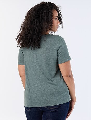 Camiseta básica cuello en pico y manga corta