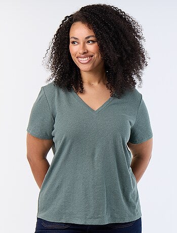 Camiseta básica cuello en pico y manga corta