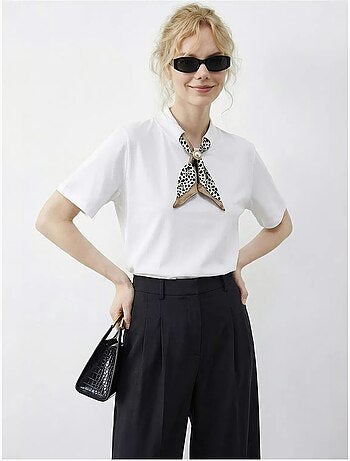 Camiseta básica de cuello redondo con detalle de accesorio lucci