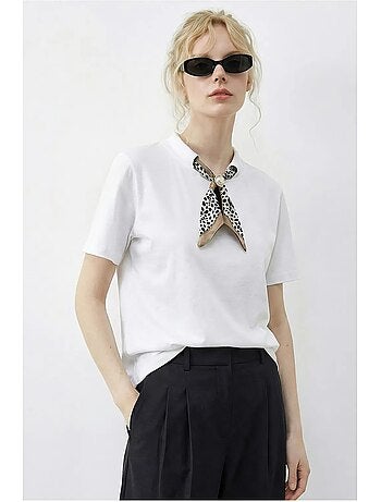 Camiseta básica de cuello redondo con detalle de accesorio lucci