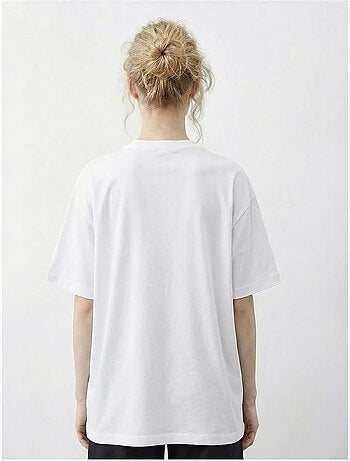 Camiseta básica de cuello redondo con detalle de accesorio lucci