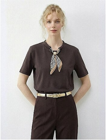 Camiseta básica de cuello redondo con detalle de accesorio lucci