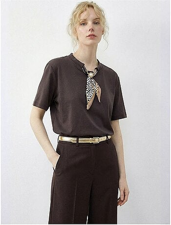 Camiseta básica de cuello redondo con detalle de accesorio lucci