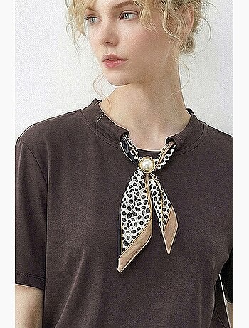 Camiseta básica de cuello redondo con detalle de accesorio lucci